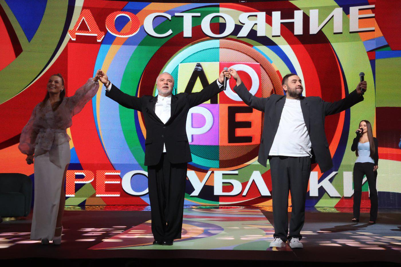 Сосо Павлиашвилис супругой Ириной и сыном Леваном спели на "Достоянии республики".