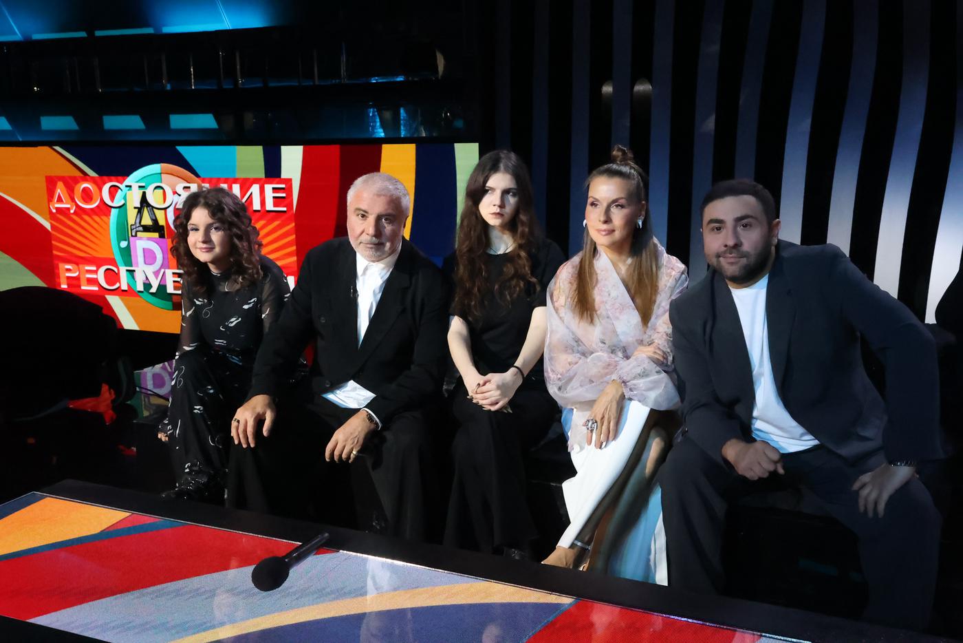 Сосо Павлиашвили с супругой Ириной, дочерьми Сандрой и Елизаветой, сыном Леваном.