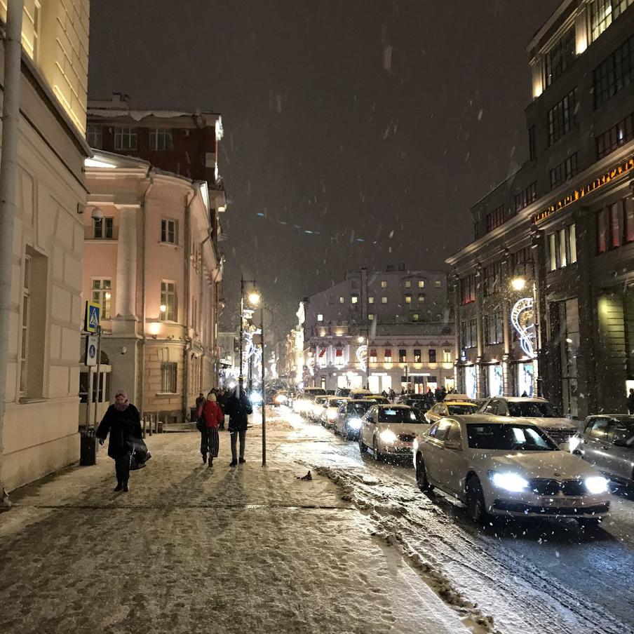 Гололёд сковал Европейскую Россию на фоне аномального тепла. Пока южные регионы страны ставят новые температурные рекорды, центральные и северные области столкнулись с масштабной гололедицей. Атмосферный коллапс привёл к опасной ситуации на дорогах и необычным погодным явлениям.