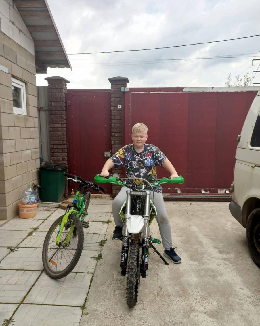 Московский школьник подарил бойцам СВО "военизированный" питбайк