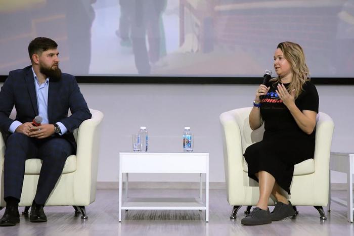 Участники СВО и общественники выступили на форуме "Герой моего района" в Москве