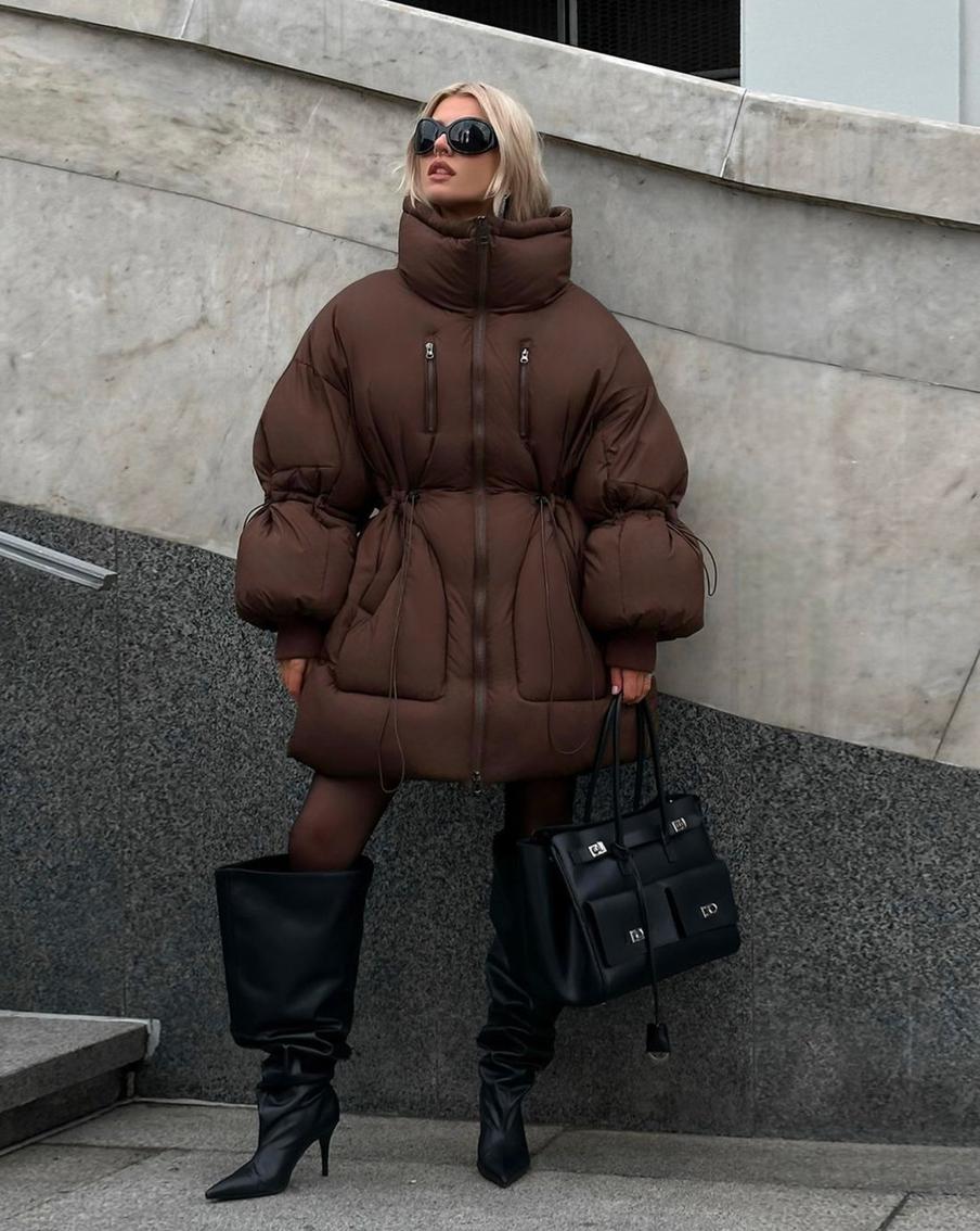 Оптимальная длина зимнего пуховика – от середины бедра и ниже.