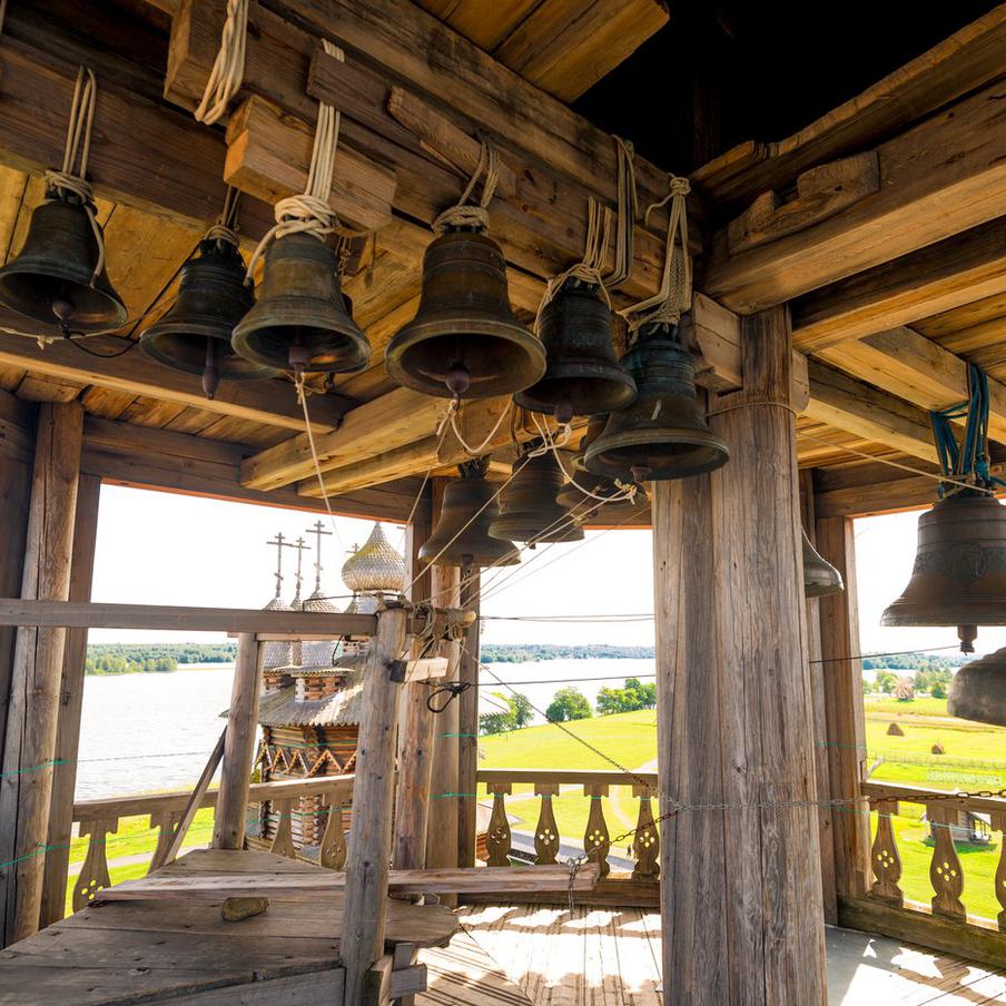 В Петербурге православным храмам и мечетям разрешат нарушать тишину по утрам. Законодательное собрание Санкт-Петербурга разрешило религиозным организациям проводить обряды с колокольным звоном в утреннее время по выходным и праздничным дням. Законопроект, внесённый депутатом Павлом Крупником, был принят в первом чтении