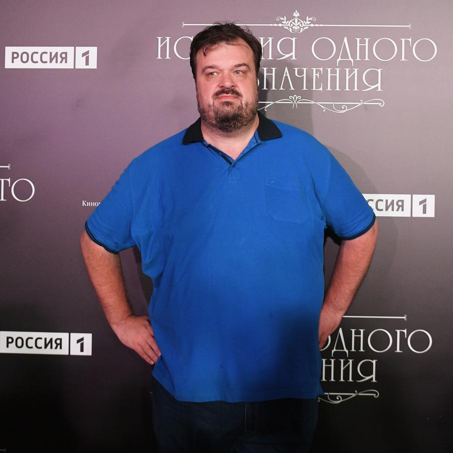 На Никольско-Трубецком кладбище открыли памятник комментатору Василию Уткину. В подмосковном городе Балашихе на месте захоронения известного спортивного комментатора Василия Уткина был установлен памятник. Об этом сообщил журналист Константин Генич в своём телеграм-канале. Василий Уткин ушёл из жизни 19 марта 2024 года в возрасте 52 лет