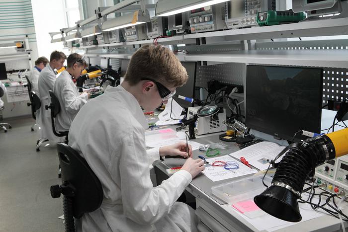 Госдума приняла закон о бесплатном профобучении для девятиклассников