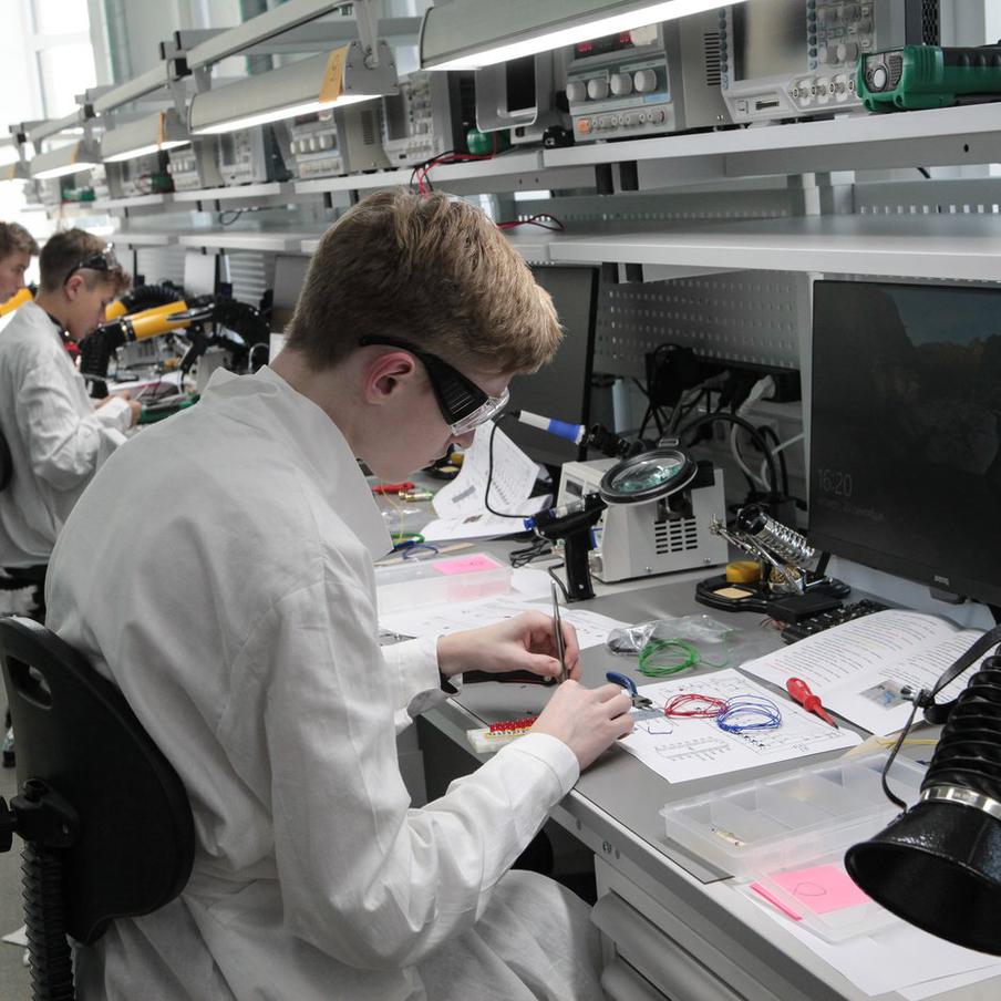 ГД приняла закон о бесплатном СПО для девятиклассников, не сдавших ГИА. Дума приняла закон о бесплатном профессиональном обучении для девятиклассников, не сдавших ГИА. В ходе пленарного заседания Государственной думы был принят в третьем чтении законопроект, который предоставляет учащимся, не сдавшим государственную итоговую аттестацию (ГИА) по окончании девятого класса, возможность бесплатно освоить рабочие профессии