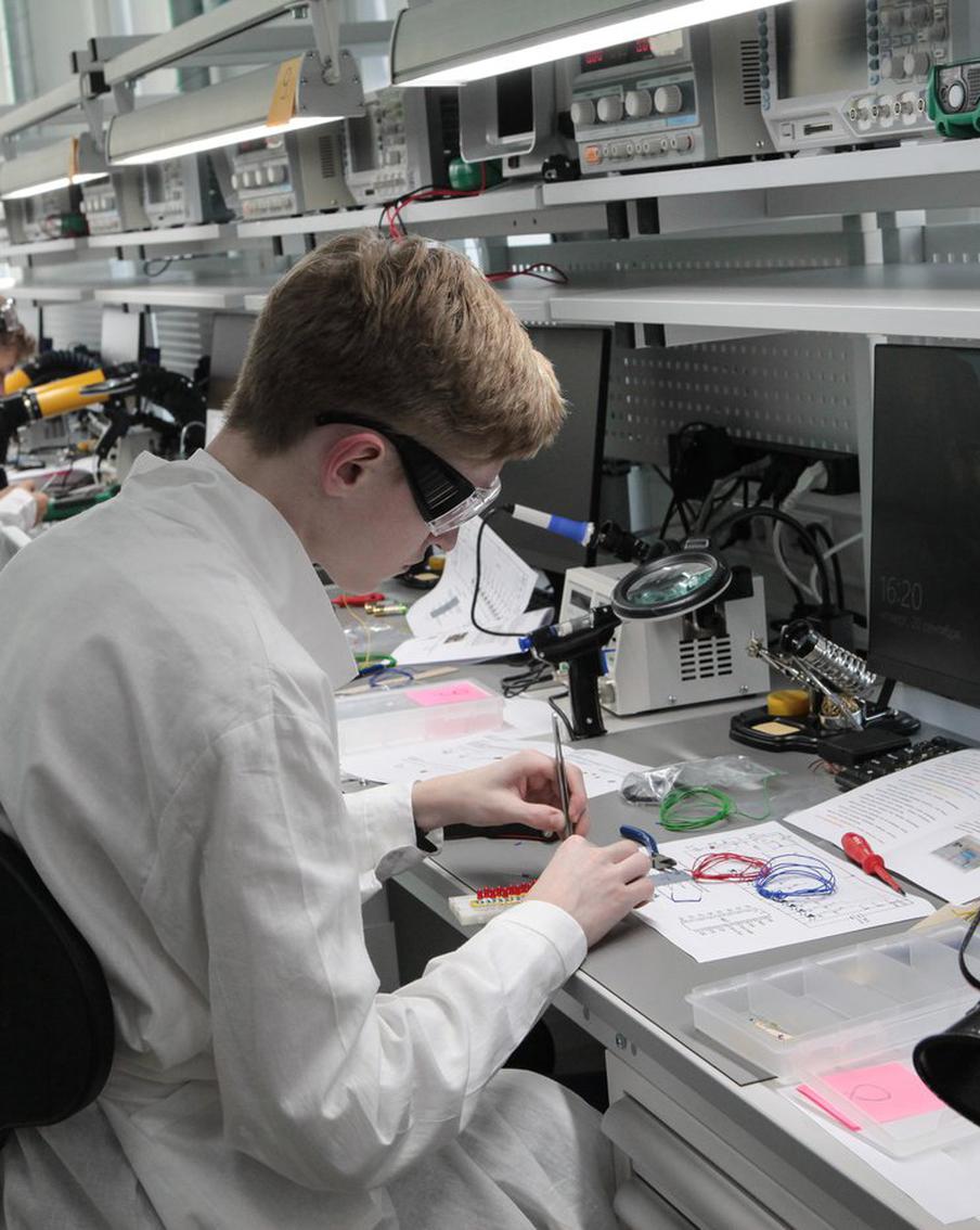 Госдума приняла закон о бесплатном профобучении для девятиклассников