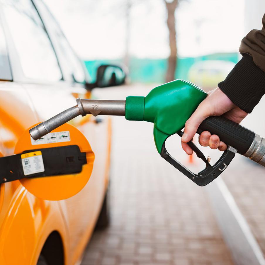 На Дону планируют ввести паспортный контроль при покупке бензина. Прокуратура Ростовской области выступила с предложением о введении паспортного контроля при покупке топлива. Данная инициатива была опубликована на официальном сайте правительства региона. Согласно документу, предлагается ограничить продажу топлива на круглосуточных автозаправочных станциях (АЗС), проверяя документы у покупателей