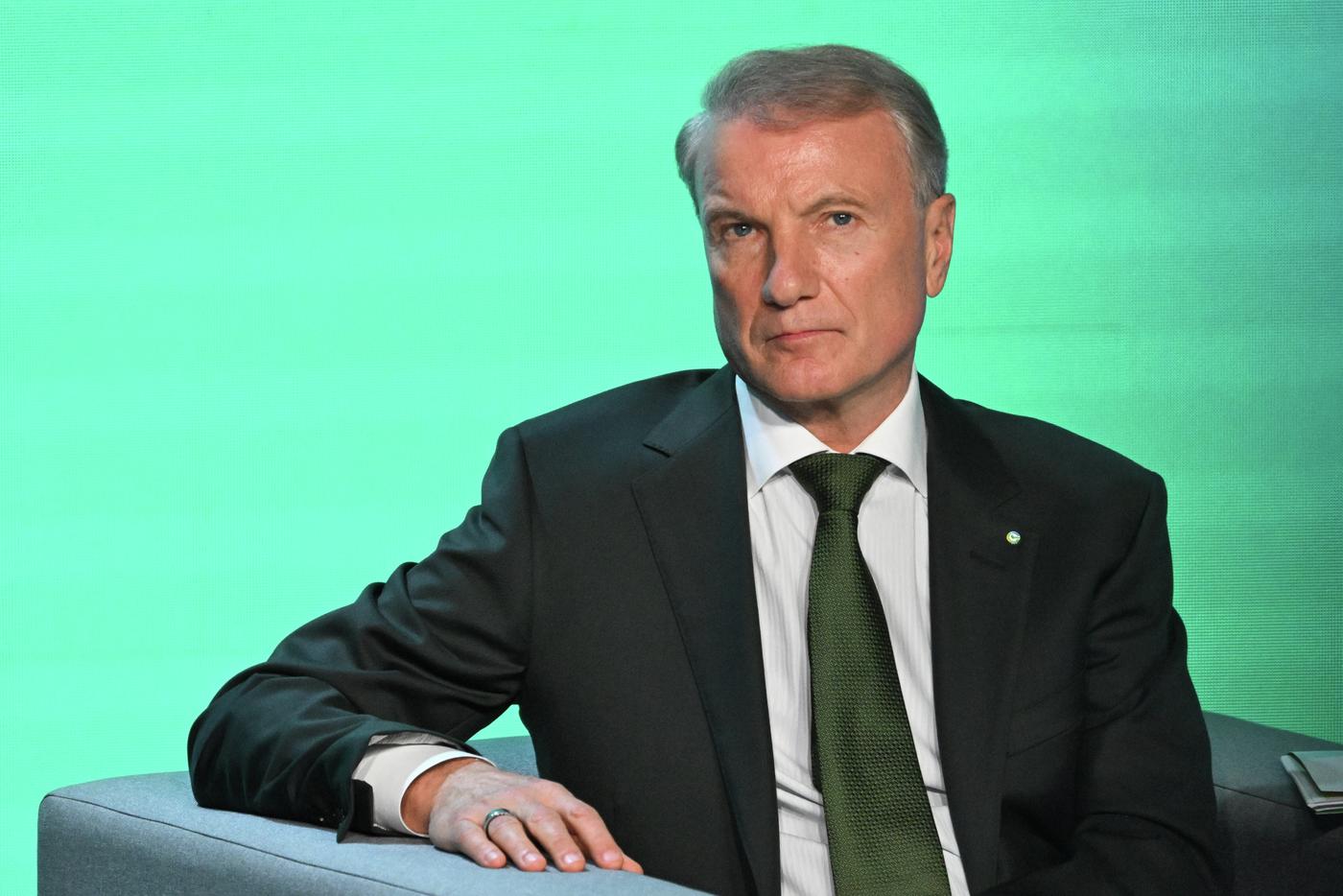 "Сбер" до января 2026 года сократит 20% сотрудников по данным ИИ