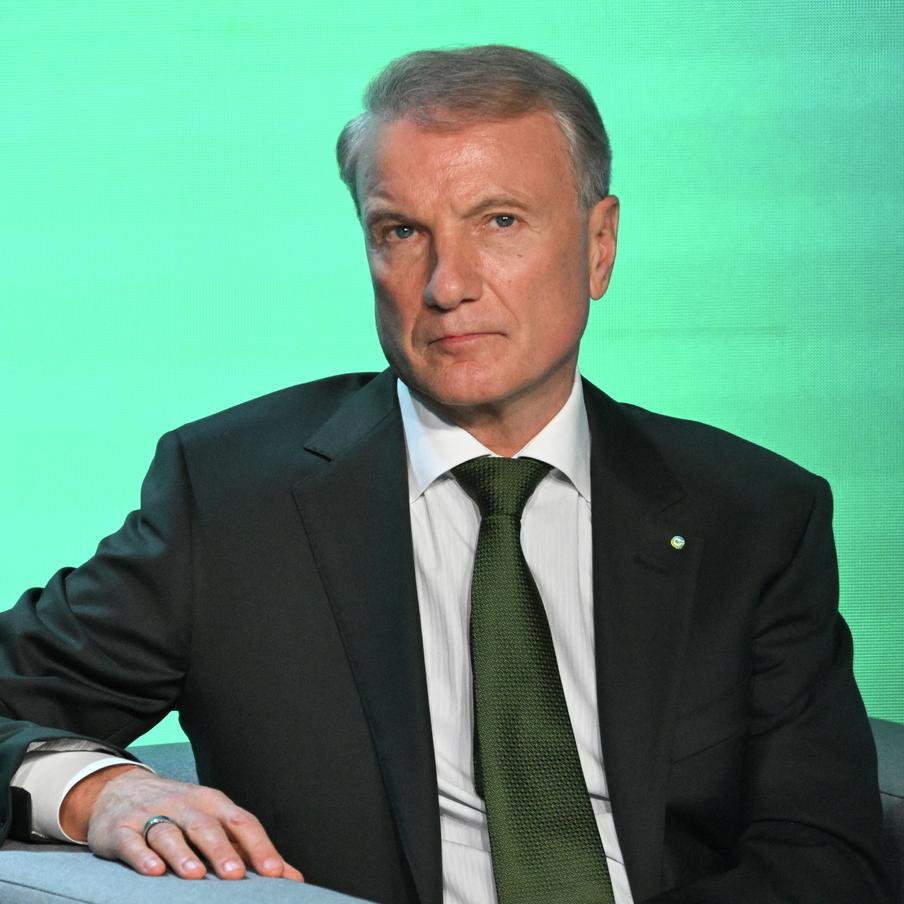 "Сбер" сократит 20% сотрудников, признанных неэффективными ИИ. Глава "Сбера" Герман Греф заявил, что банк до 1 января 2026 года сократит пятую часть персонала, выявленного искусственным интеллектом как неэффективные сотрудники, чтобы оптимизировать ресурсы и проекты