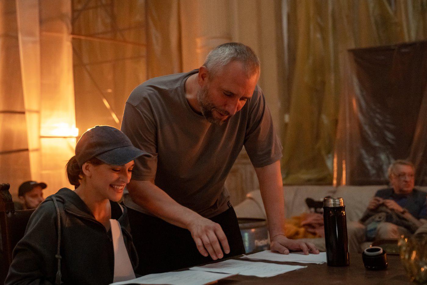 Анна Савранская (Лера) с режиссёром Юрием Быковым на съёмках третьего сезона сериала "Метод".