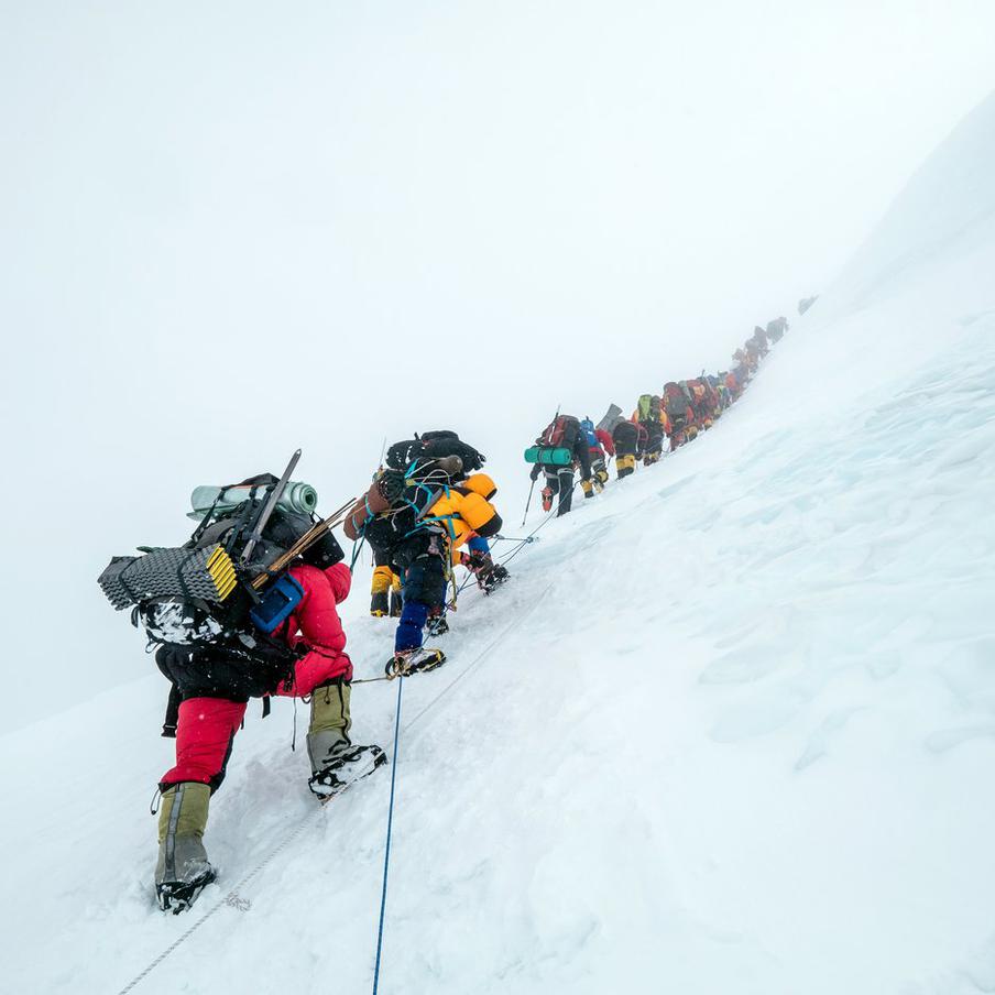 Определены номинанты XVIII премии "Золотой ледоруб России". Экспертный совет премии "Золотой ледоруб России" назвал четыре команды, претендующие на главный приз за лучшее восхождение 2025 года. Финал и определение победителя состоятся 29 ноября на Торжественном вечере Федерации альпинизма России (ФАР) после презентаций команд