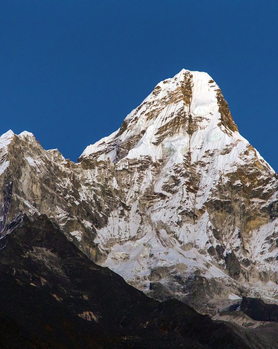 Китайский экстремал совершил полёт с вершины Ама-Даблам на классическом параплане