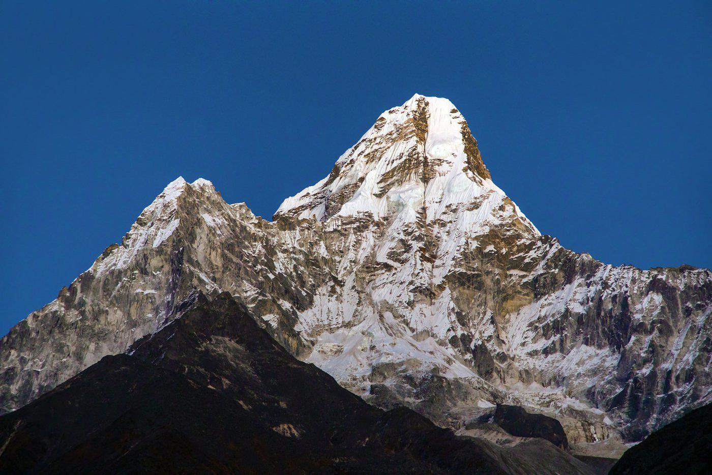 Экстремал впервые слетел с непальского пика Ама-Даблам на классическом параплане