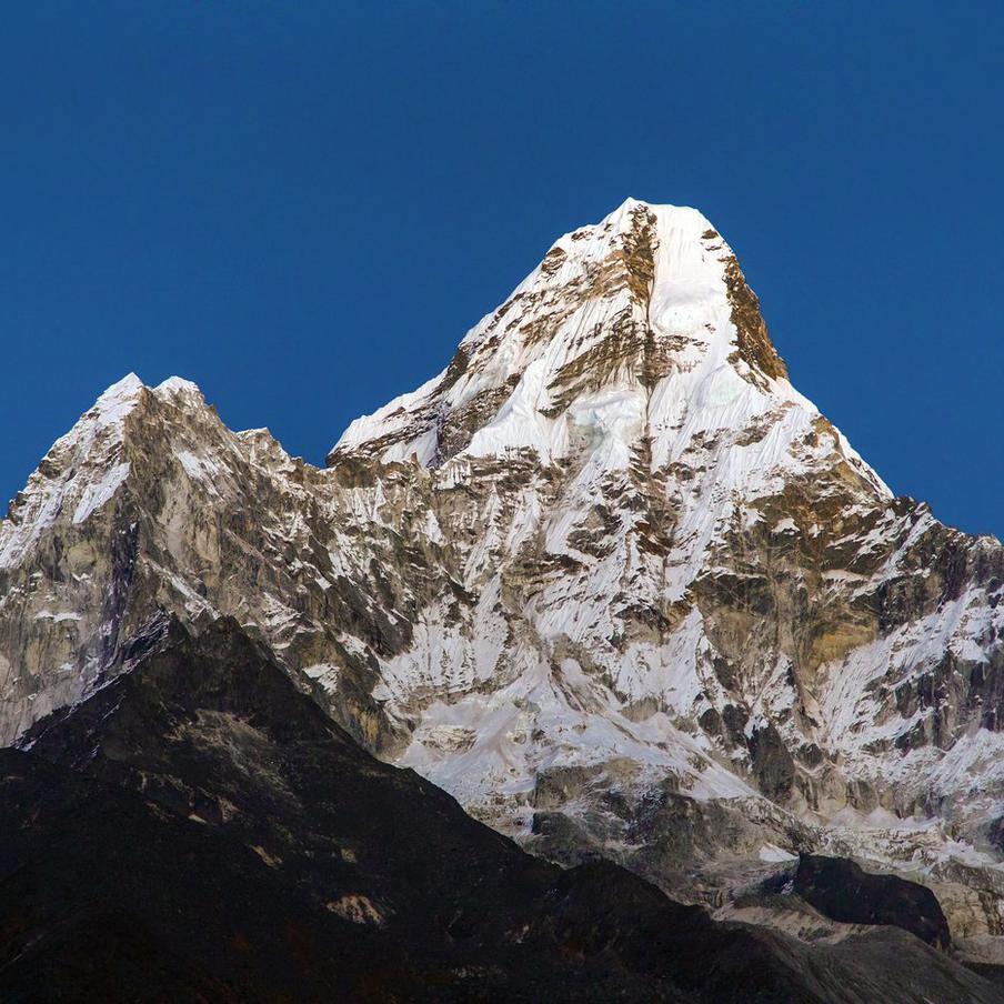 Экстремал впервые слетел с непальского пика Ама-Даблам на классическом параплане. Китайский альпинист Чжан Цзин совершил исторический полёт с вершины Ама-Даблам (6856 м) на обычном параплане, безопасно приземлившись в базовом лагере спустя 30 минут