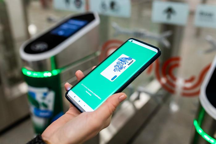 Максим Ликсутов рассказал о повышении кешбэка за оплату проезда смартфоном в декабре