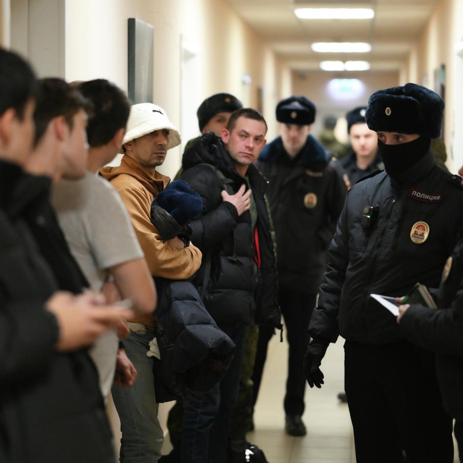 В ходе операции "Нелегал-2025" выявили свыше 128 тыс. миграционных нарушений. Проверки силовых ведомств привели к тысячам дел об организации незаконной миграции, сотням задержаний разыскиваемых лиц и массовым решениям о выдворении иностранных граждан