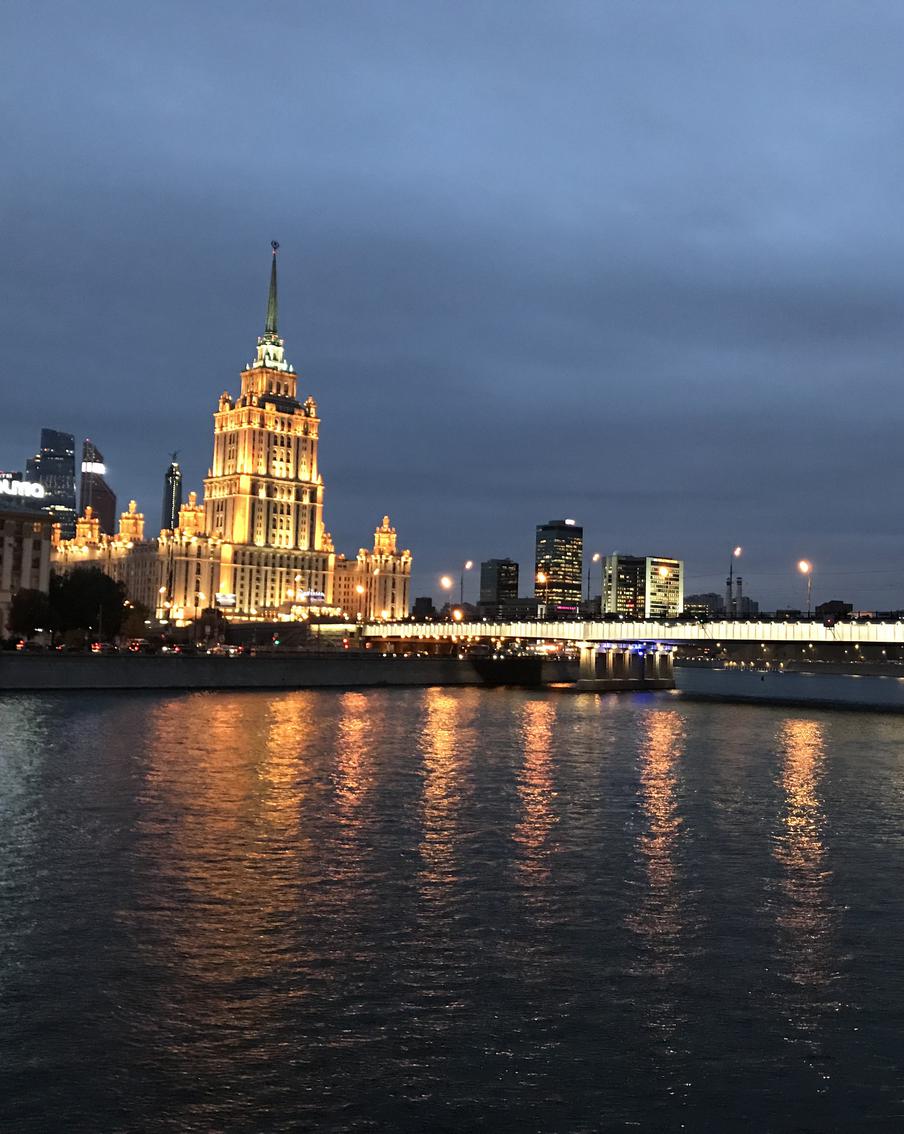 Ноябрь в европейской России вновь удивляет резкими контрастами погоды. Антициклон удержит тёплую погоду на большей части региона, тогда как северные районы продолжат принимать снеговые фронты, а юг прогреется почти до летних значений