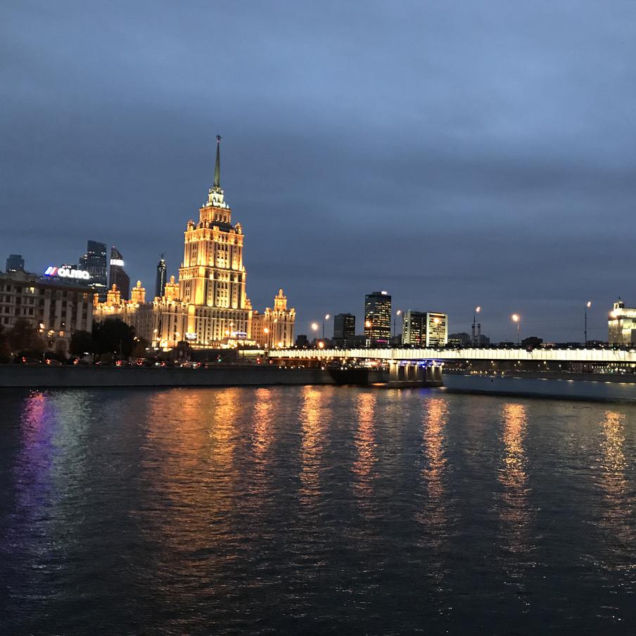 Ноябрь в европейской России вновь удивляет резкими контрастами погоды. Антициклон удержит тёплую погоду на большей части региона, тогда как северные районы продолжат принимать снеговые фронты, а юг прогреется почти до летних значений