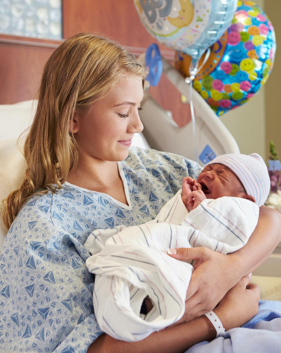 "Ты не одна": в столице запустили чат помощи женщинам, которых некому встретить из роддома