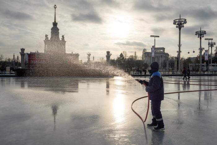 Между сеансами пробуем горячий сбитень и калачи: каток на ВДНХ готовится к открытию