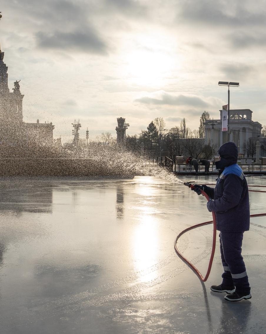 Между сеансами пробуем горячий сбитень и калачи: каток на ВДНХ готовится к открытию