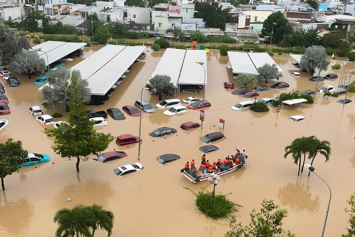 Российские туристы и местные жители рассказали, как справляются с последствиями наводнения в Нячанге