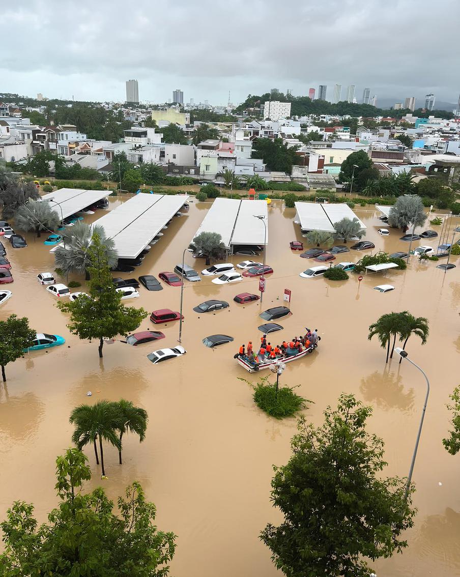 "Наводнение – ошибка властей": что происходит в затопленном Нячанге