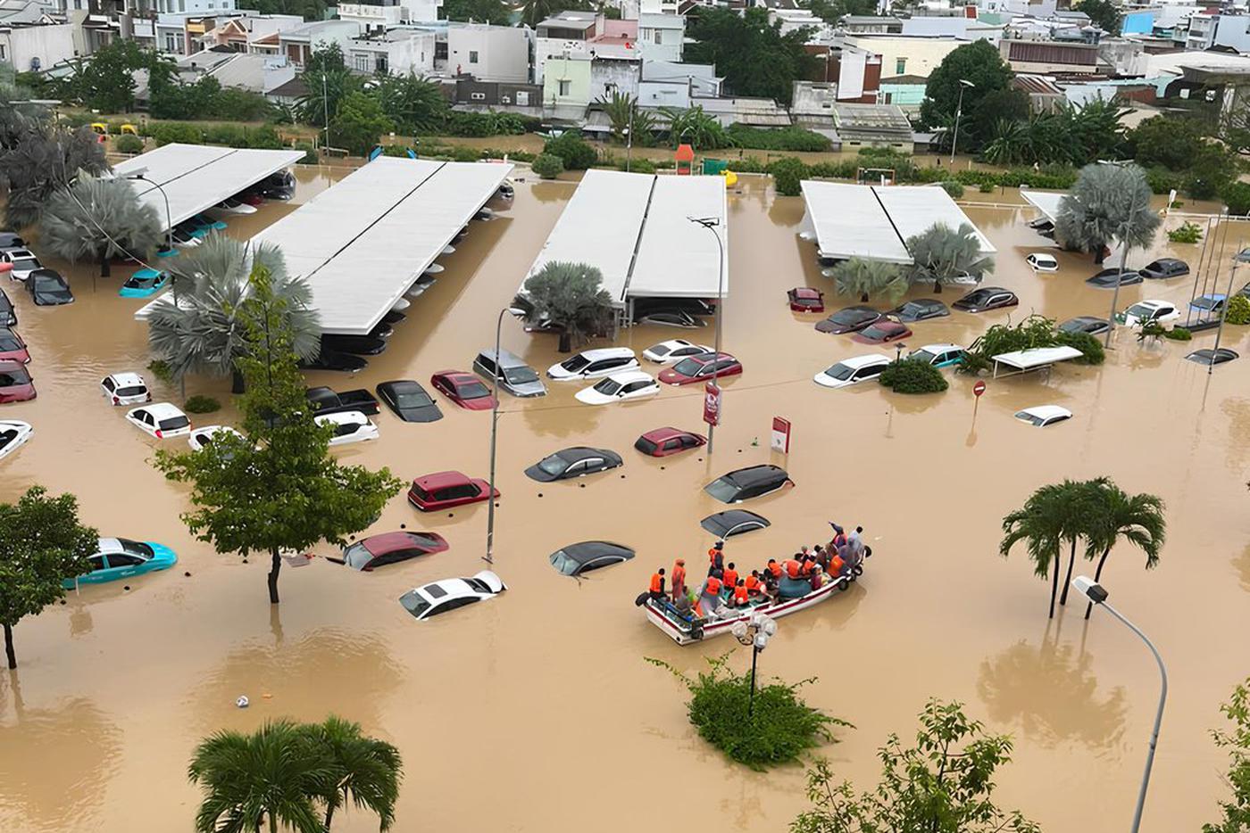 Российские туристы и местные жители рассказали, как справляются с последствиями наводнения в Нячанге