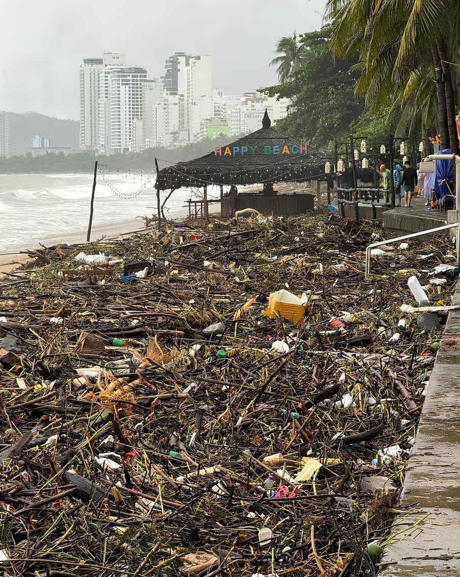 Последствия наводнения на пляже Нячанга
