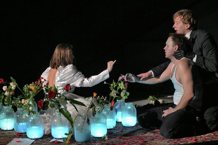 Голубая кровь на сцене: в МХТ имени А. П. Чехова показали "Идиотов"