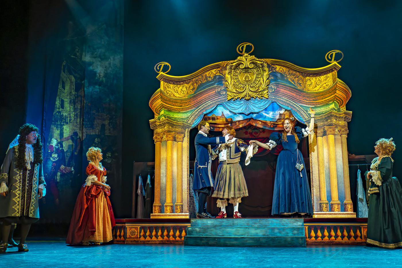  Сцена из спектакля "Скупой, или Школа лжи".                              