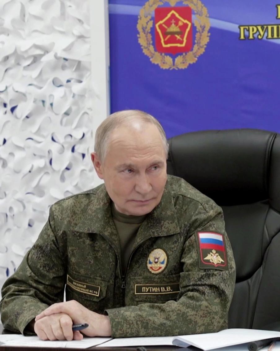 Военные доложили Владимиру Путину об успешном освобождении Купянска. Во время визита на командный пункт группировки "Запад" президент заслушал доклады о ходе боёв, обозначил приоритеты ближайших операций и поручил военным усилить давление на нескольких ключевых направлениях