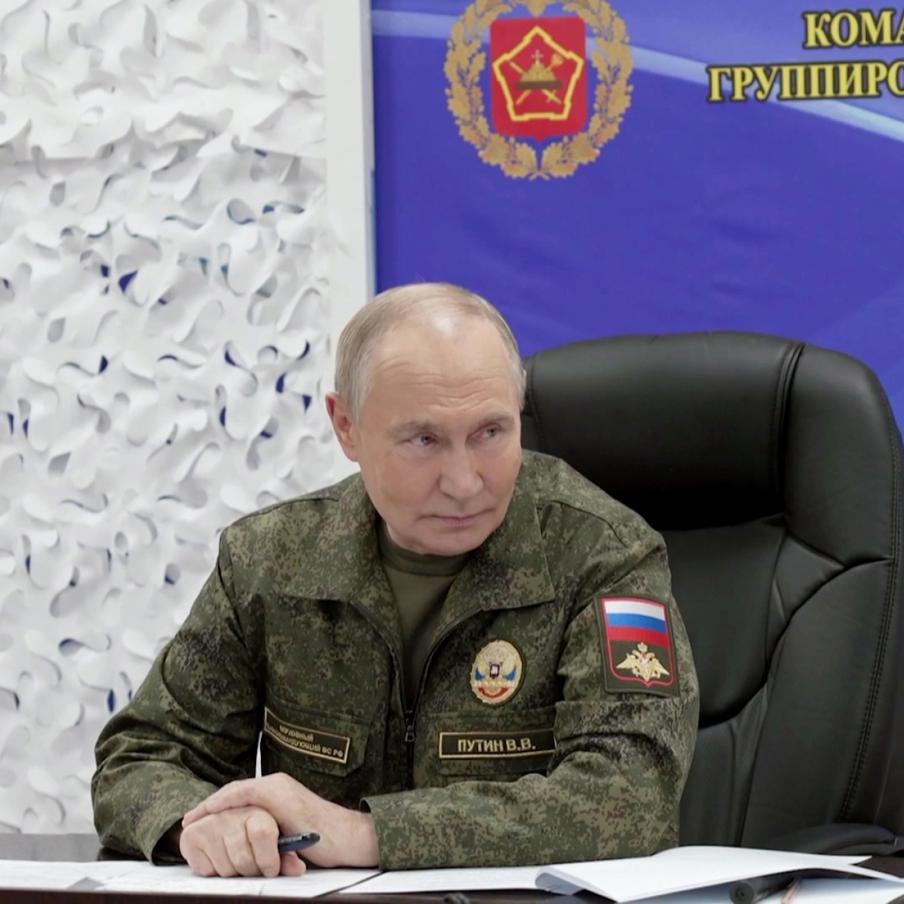 Военные доложили Владимиру Путину об успешном освобождении Купянска. Во время визита на командный пункт группировки "Запад" президент заслушал доклады о ходе боёв, обозначил приоритеты ближайших операций и поручил военным усилить давление на нескольких ключевых направлениях