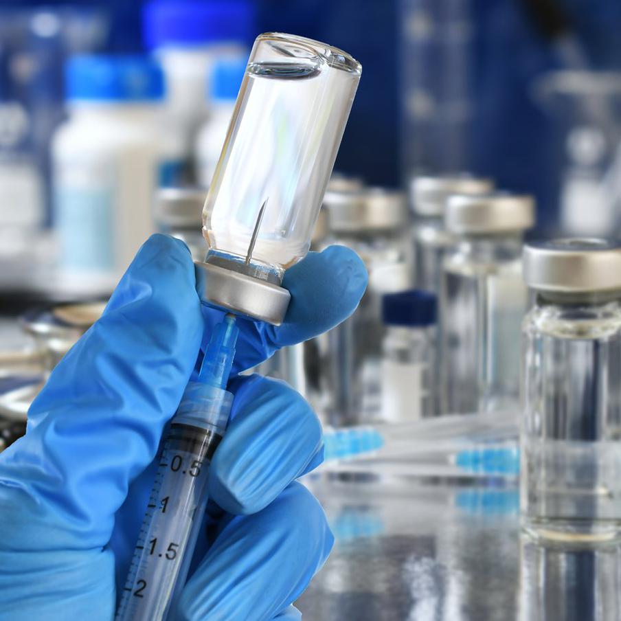 Минздрав разрешил использование двух инновационных вакцин против рака. Минздрав РФ одобрил для клинического применения две новые персонализированные вакцины: мРНК-вакцину для терапии меланомы и пептидную вакцину для лечения злокачественных опухолей. Это открывает новые возможности в борьбе с онкологией, хотя массового применения пока не планируется