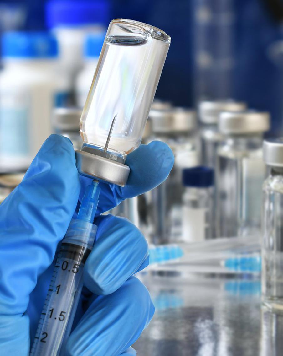 Минздрав разрешил использование двух инновационных вакцин против рака. Минздрав РФ одобрил для клинического применения две новые персонализированные вакцины: мРНК-вакцину для терапии меланомы и пептидную вакцину для лечения злокачественных опухолей. Это открывает новые возможности в борьбе с онкологией, хотя массового применения пока не планируется