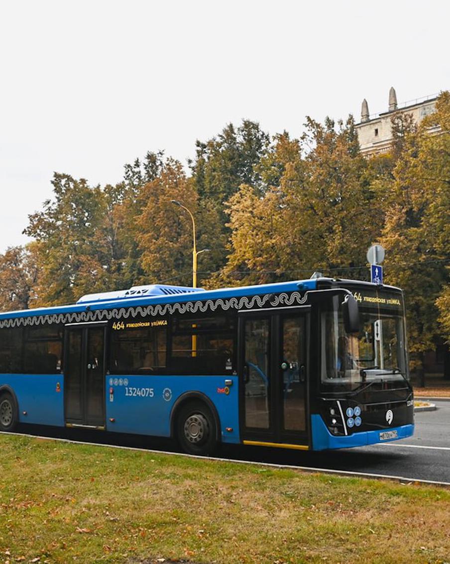 Продолжительность поездки сократилась на 40 маршрутах наземного городского транспорта Москвы. С начала 2025 года Служба управления наземным транспортом "Организатора перевозок" сделала поездки по городу ещё комфортнее