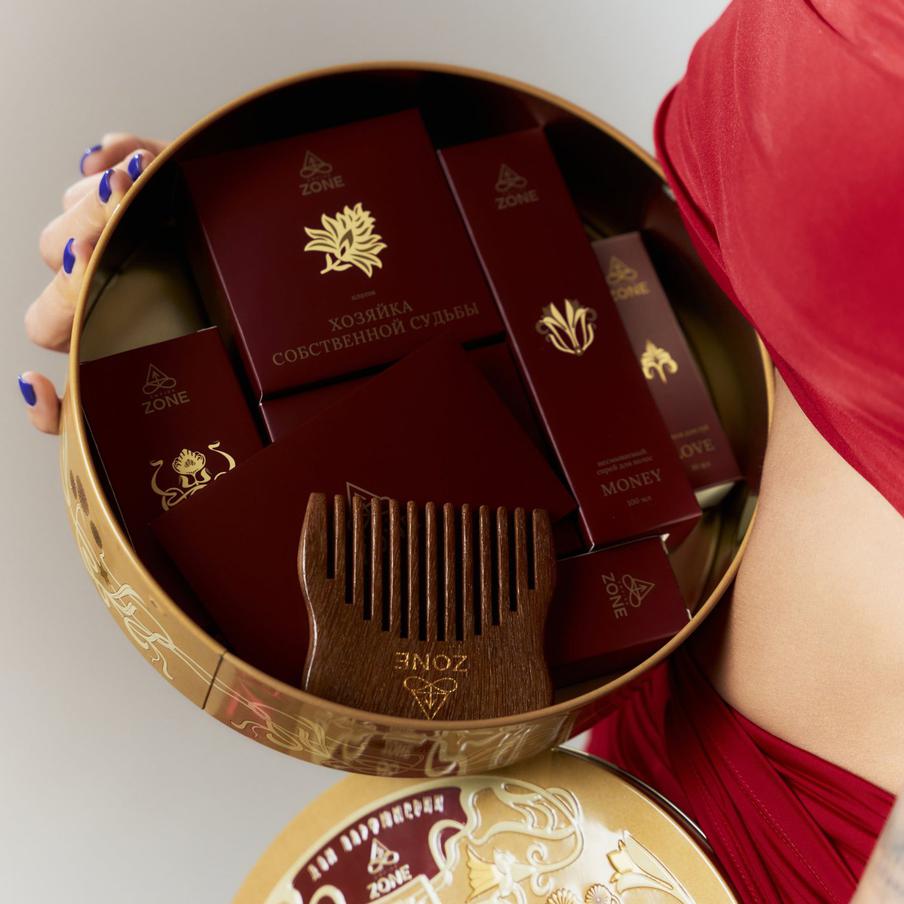 Дизайн бьюти-бокса создан по мотивам знакомой многим металлической коробки с печеньем.