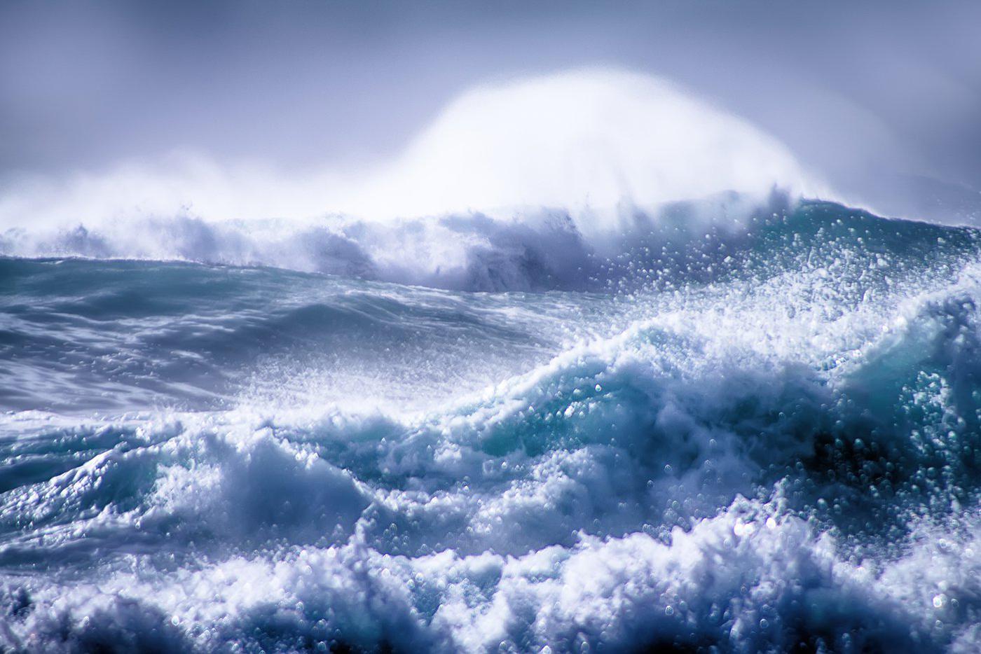 Волны в море – большая угроза.