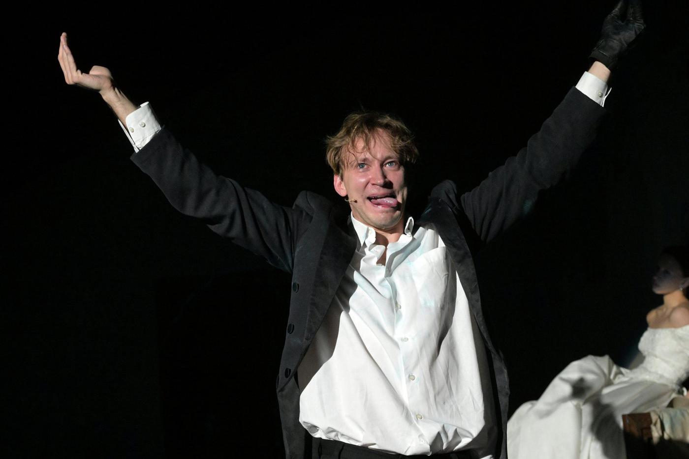 Сергей Волков о своём герое князе Мышкине: "Вчистую я такого человека не встречал, это художественный образ. Он настолько сложен и не поддаётся анализу в своей болезненности восприятия мира, что подводить его под три слова, по крайней мере в театре, нельзя". 