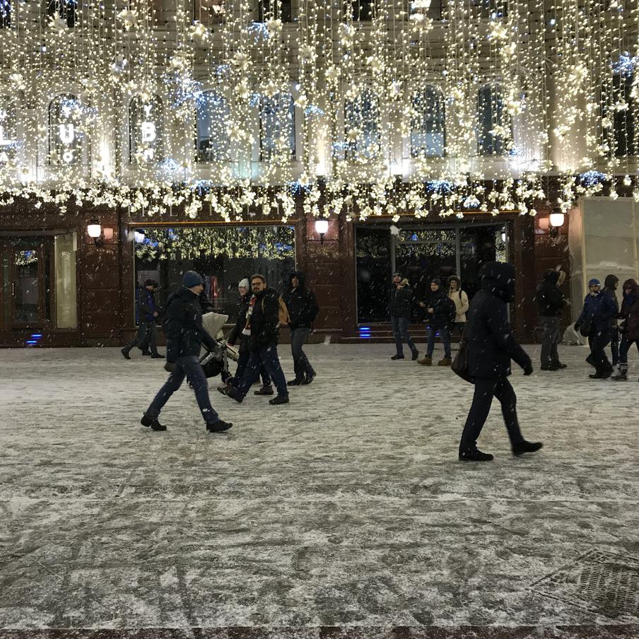 Снег в Москве продержится недолго и вскоре растает. Новая попытка зимы создать снежный покров в столичном регионе оказалась неудачной Снег успел лечь лишь тонким слоем до 1 см, а к концу субботы он и вовсе исчезнет