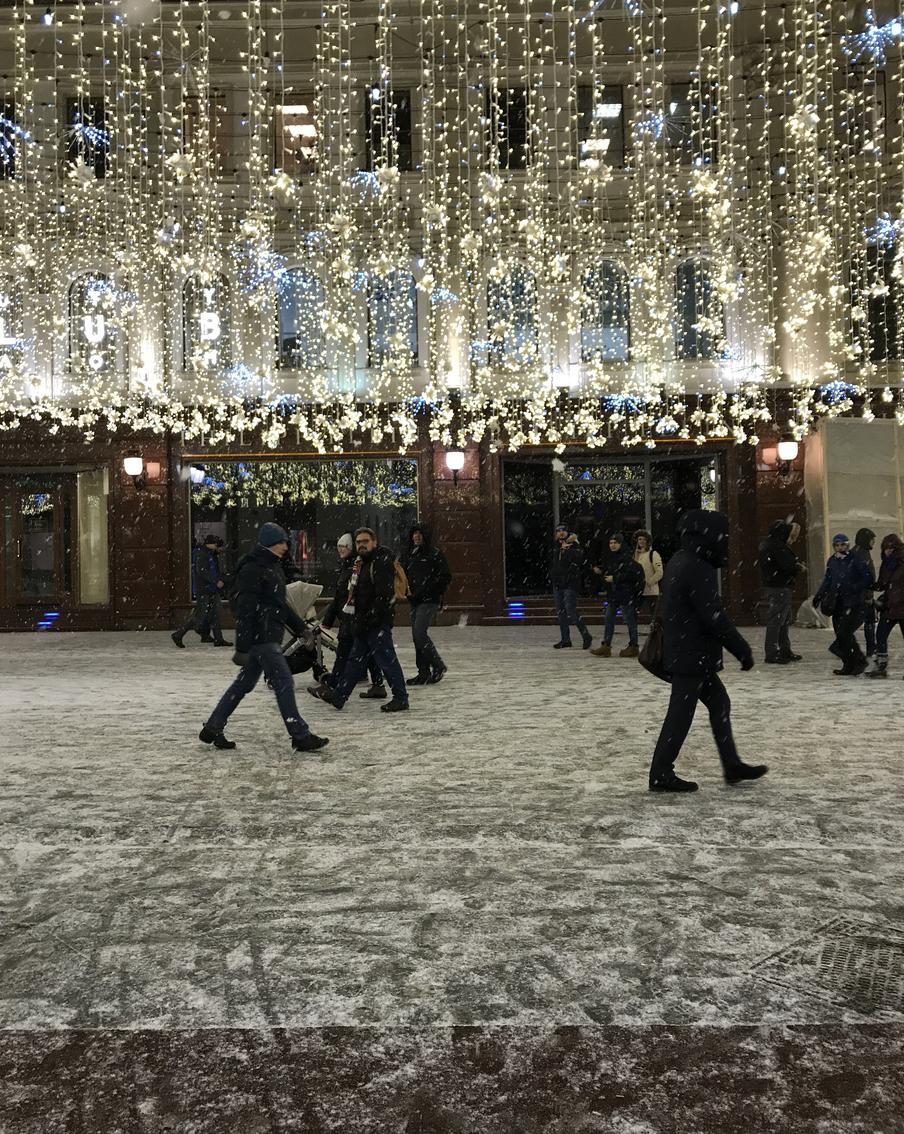 Снег в Москве продержится недолго и вскоре растает. Новая попытка зимы создать снежный покров в столичном регионе оказалась неудачной Снег успел лечь лишь тонким слоем до 1 см, а к концу субботы он и вовсе исчезнет