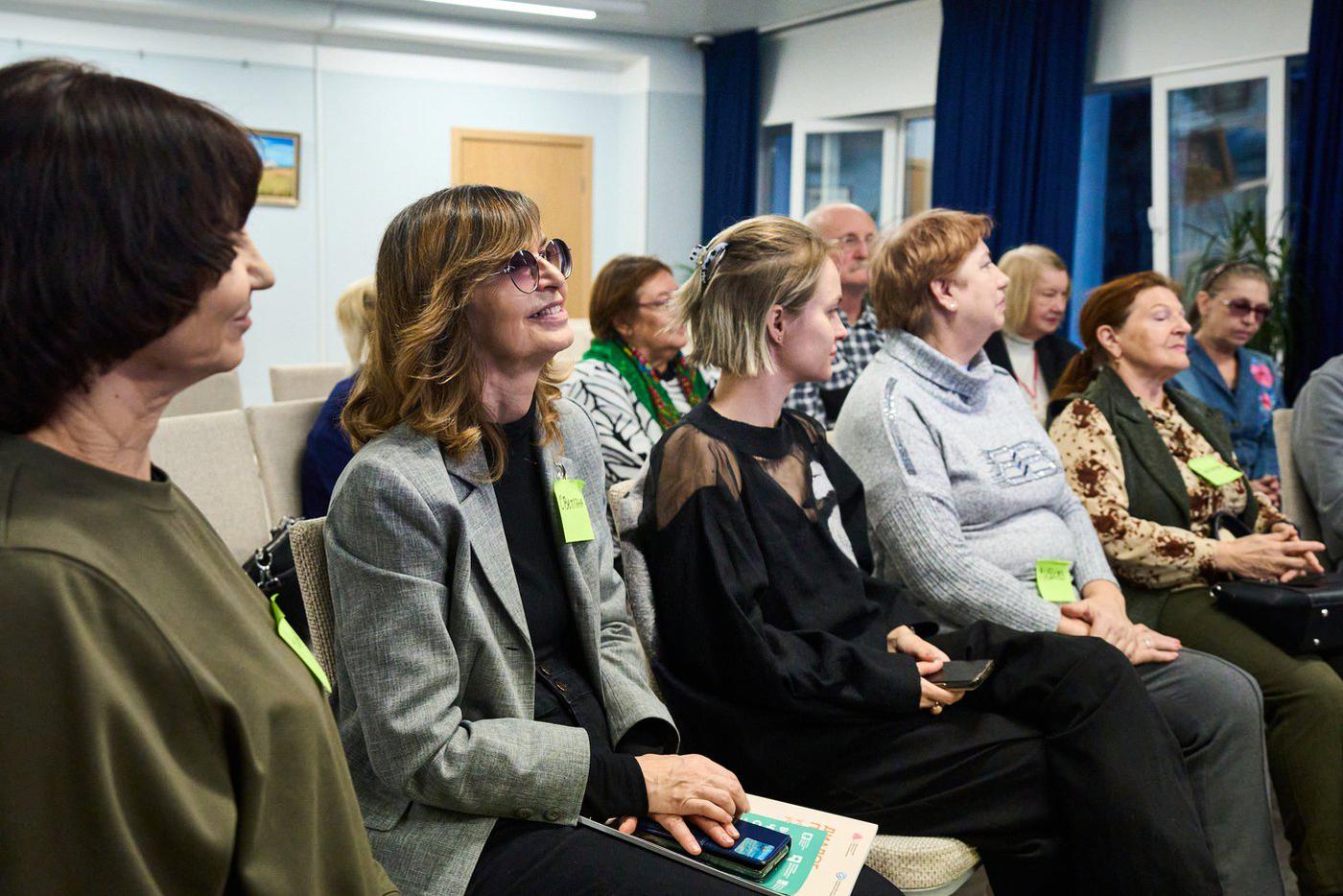 Не оппонент, а близкий человек: зачем старшему поколению изучать язык молодежи