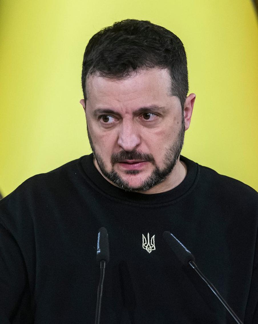 Трамп считает, что Зеленскому придётся согласиться на мирный план Вашингтона. Американский президент заявил, что у украинского лидера Владимира Зеленского не осталось других шансов завершить конфликт с Россией, кроме как согласиться на мирный план Вашингтона