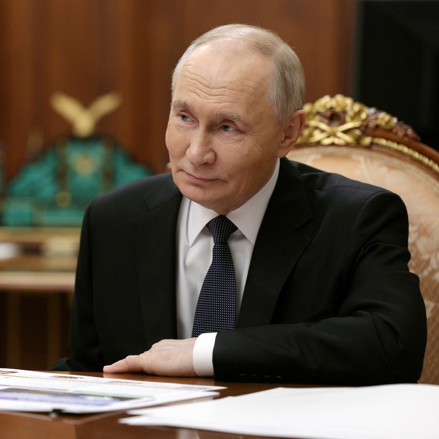 В Кремле рассказали о возможном визите Путина в новые регионы до конца года. Российский президент Владимир Путин может совершить поездку в новые регионы до конца этого года. Однако когда именно он приедет туда, пока неизвестно