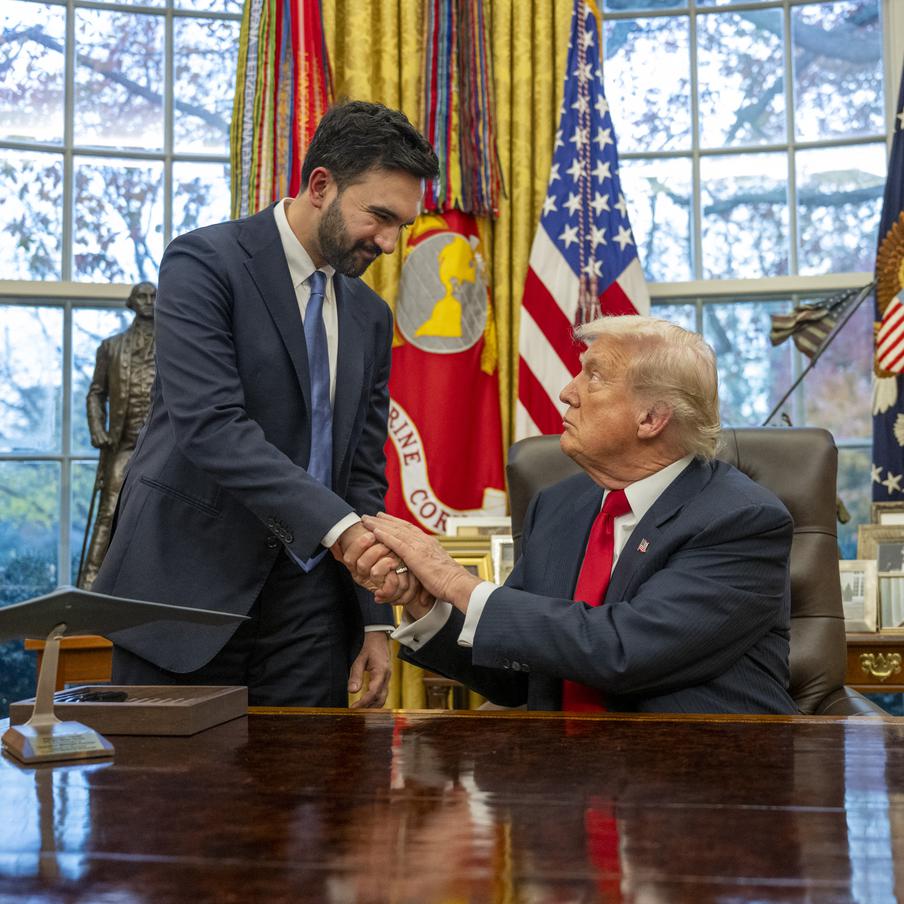 Новый мэр Нью-Йорка Мамдани назвал Трампа фашистом во время визита в Белый дом. В ходе первого визита в Белый дом в качестве нового мэра Нью-Йорка Зохран Мамдани обозвал президента США Дональда Трампа фашистом. В своих сетях он неоднократно называл американского лидера деспотом