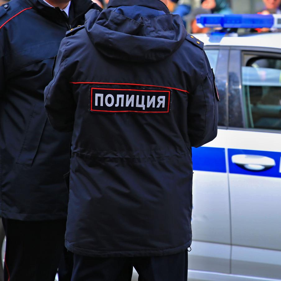 В Москве расследуют возгорание нескольких машин из-за горящего контейнера. Столичные правоохранительные органы устанавливают обстоятельства возгорания нескольких машин в Москве. Отмечается, что пострадали семь машин и два мотоцикла