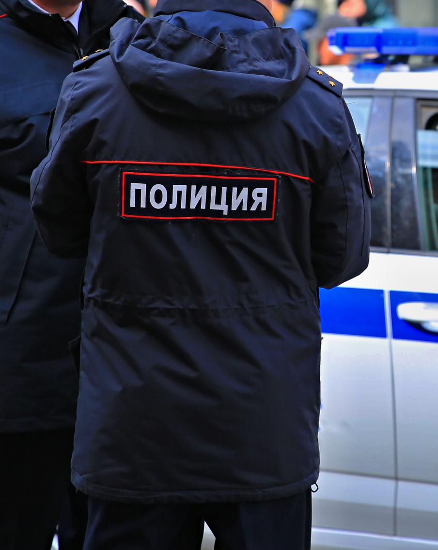 В Москве расследуют возгорание нескольких машин из-за горящего контейнера. Столичные правоохранительные органы устанавливают обстоятельства возгорания нескольких машин в Москве. Отмечается, что пострадали семь машин и два мотоцикла