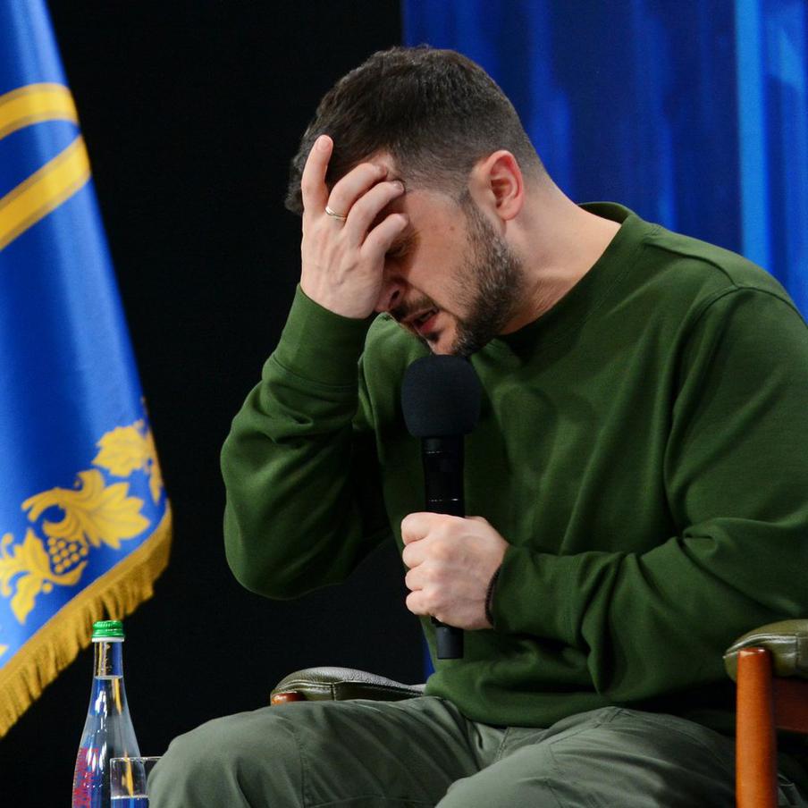 Зеленский с союзниками из ЕС оперативно переписывают мирный план по Украине. Европейские лидеры и украинский президент Владимир Зеленский пытаются успеть внести правки в американский мирный план по Украине до наступления установленного США дедлайна. Вашингтон назначил его на 27 ноября