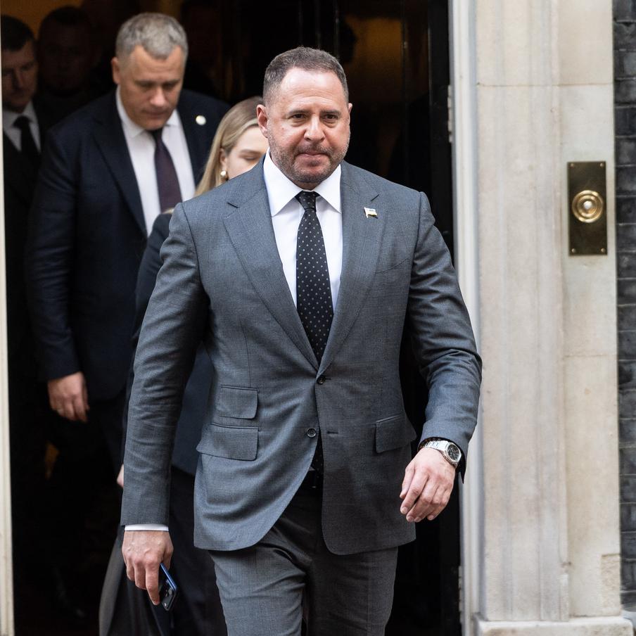 На Украине утвердили переговорную делегацию для обсуждения мирного плана США. Украинская делегация для переговоров по американскому мирному плану была утверждена Зеленским. Её должен возглавить глава его офиса Андрей Ермак. Ранее Верховная рада требовала его увольнения